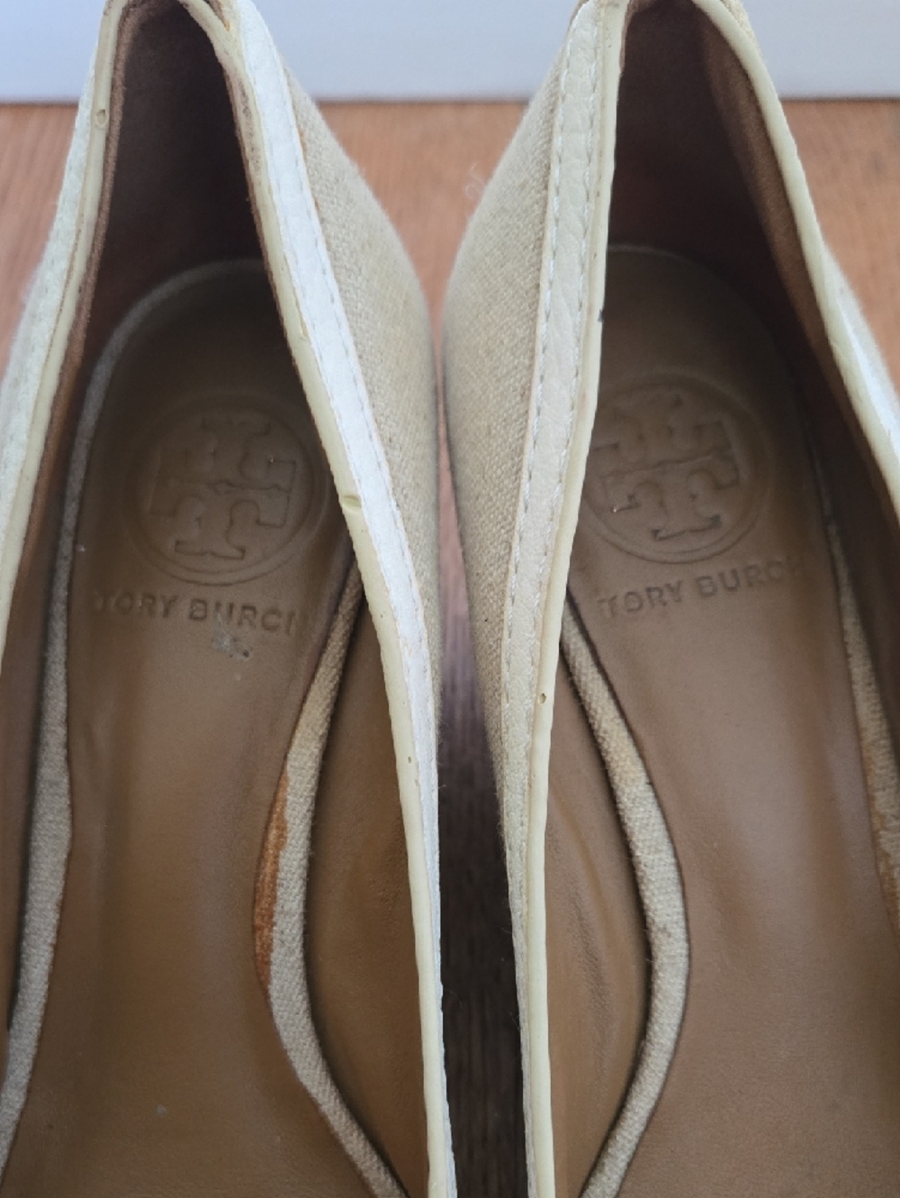 Tory Burch Amands Natural Canvas Peep-Toe Wedges with Gold Logo 7.5 - Picture 2 of 7